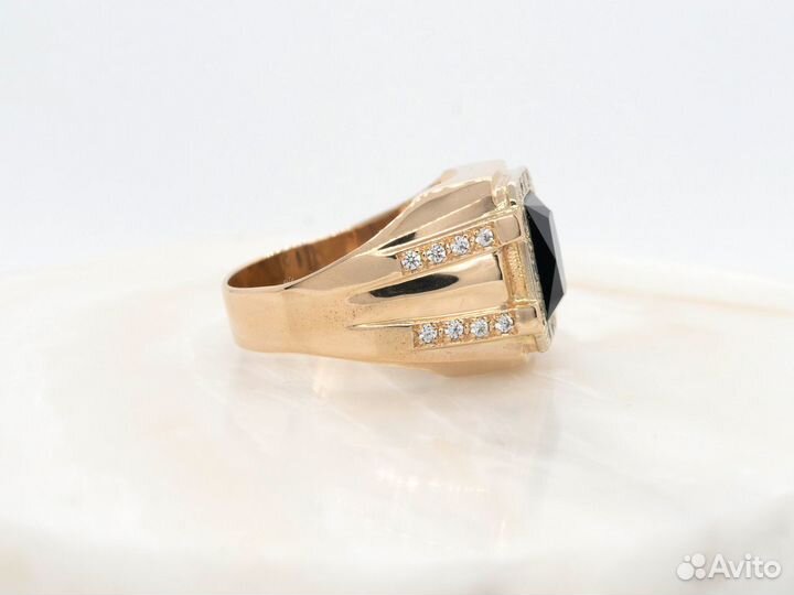 Золотое кольцо с фианитами