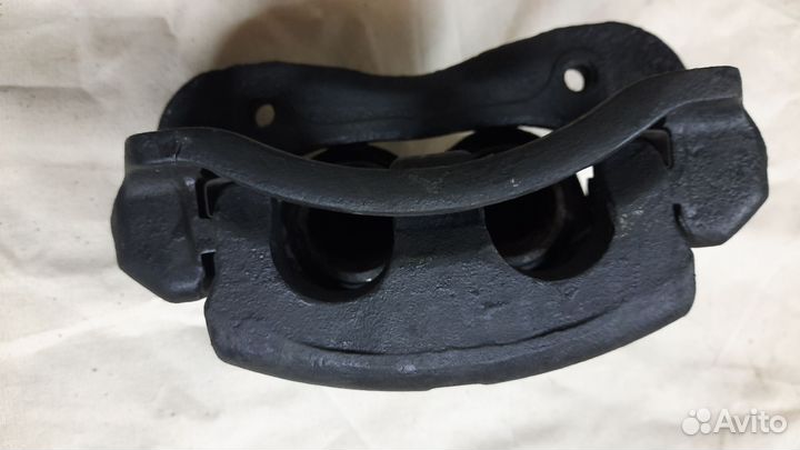 Левый тормозной суппорт на KIA sorento 1