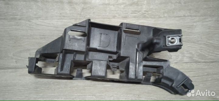 Кронштеин крепления крыла передний Peugeot 307