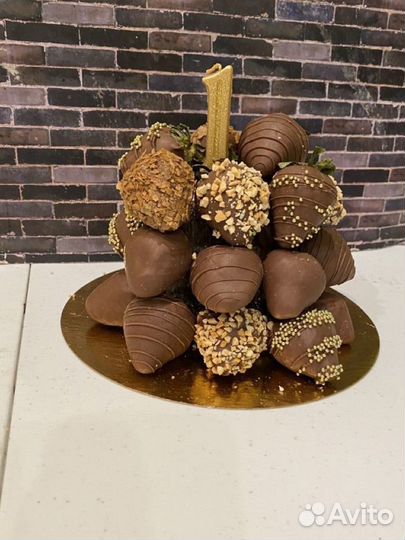 Торт из клубники в шоколаде и корзинка