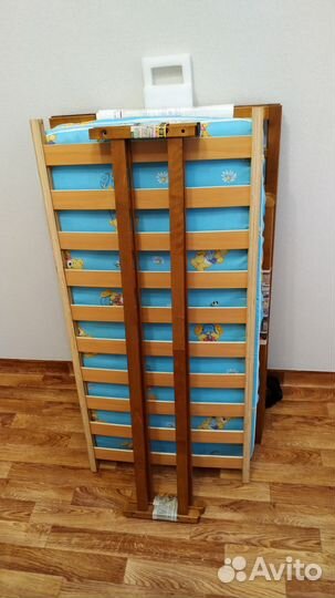 Детская кроватка с продольным маятником