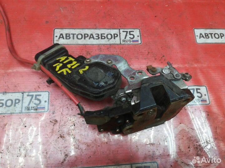 Замок двери передний правый Toyota Carina AT212