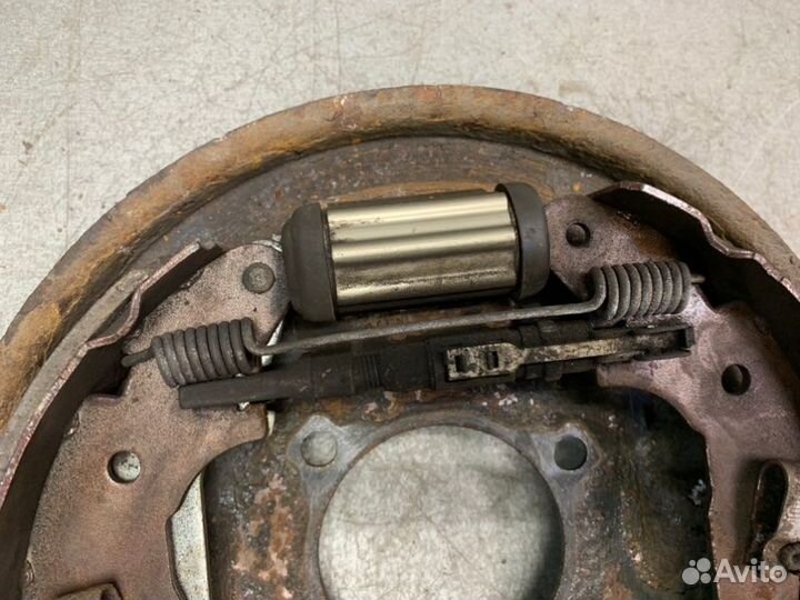 Щит тормозной задний правый Ford Focus 2 седан 1.6