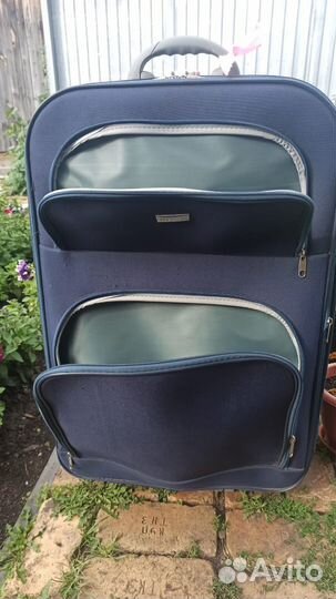 Продам чемодан на колесах