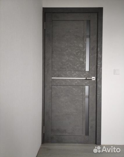 Межкомнатная дверь бетон темный экошпон
