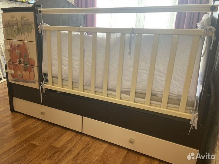Детская кроватка с маятником