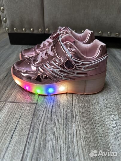 Роликовые кроссовки со светящейся подошвой р.32