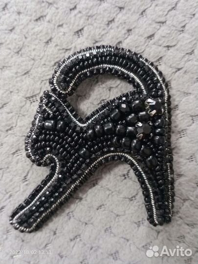 Брошь ручной работы из бисера