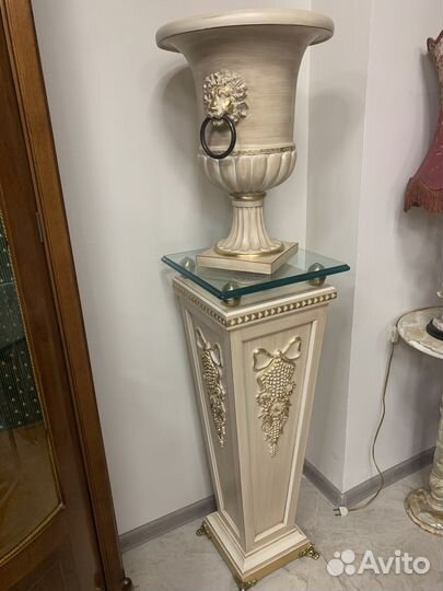 Колонна с вазой Итания