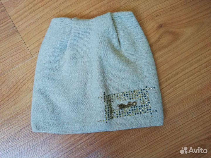 Шапка осенняя демисезонная бежевая со стразами жен