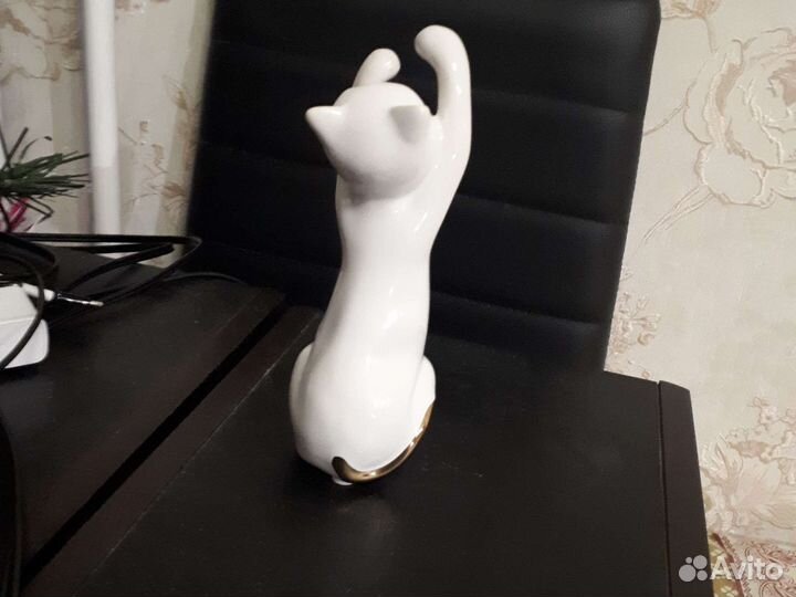 Фарфоровая фигурка кошка