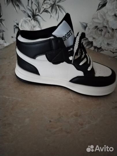 Кроссовки женские