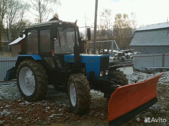 Трактор мтз-82 с лопатой для снега и щёткой