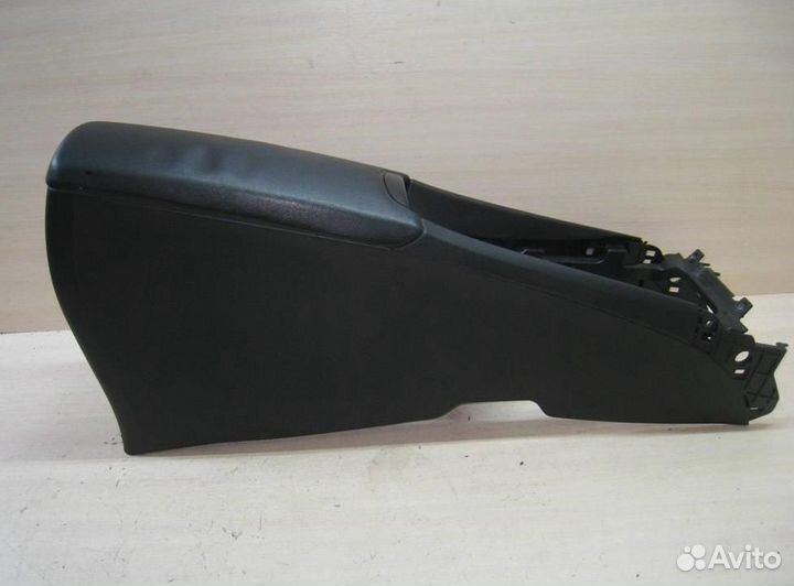 Консоль центральная с подлокотником Toyota Avensi