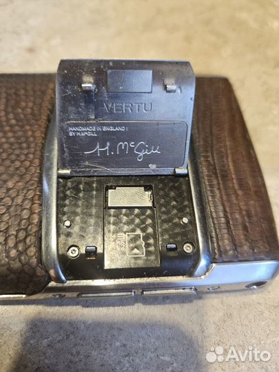 Vertu New Signature Touch Clous de Paris Alligator, 4/64 ГБ