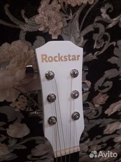 Акустическая гитара