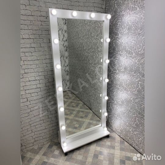 В наличии зеркала с лампами