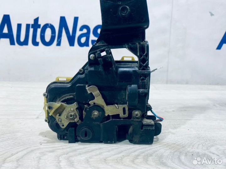 Замок двери задний левый Volkswagen Passat B5