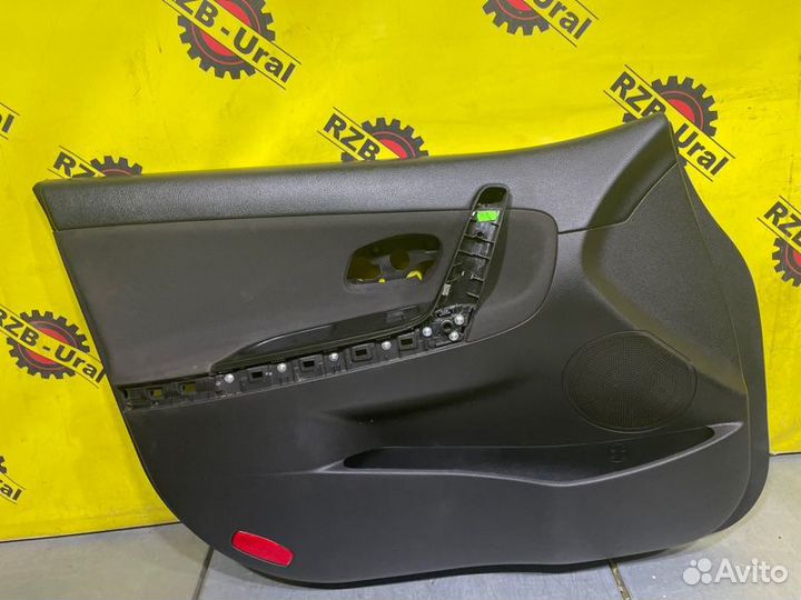 Обшивка двери передняя левая Kia Ceed Jd хэтчбек