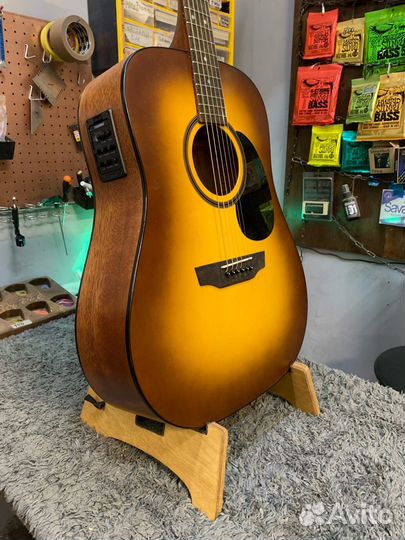 Стойка для гитары из дерева