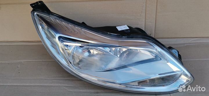 Фара правая Ford Focus 3