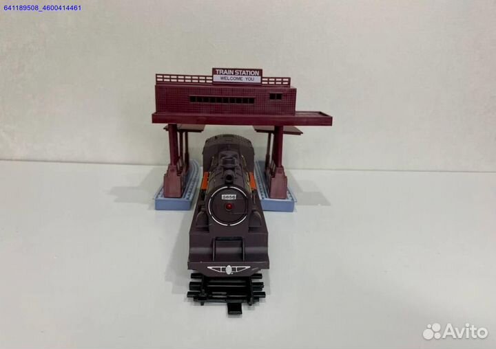 Поезд на рельсах игрушка