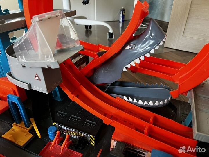 Hot wheels гараж с акулой парковка