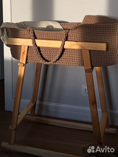 Плетеная корзина люлька с подставкой