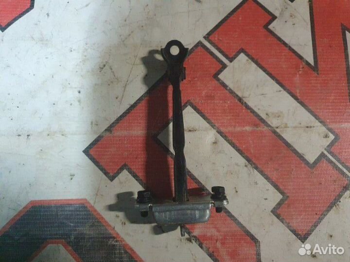 Ограничитель двери задний правый Hyundai I30