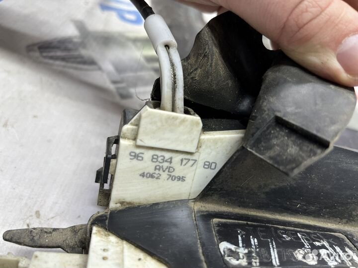 Замок передний правый peugeot 407