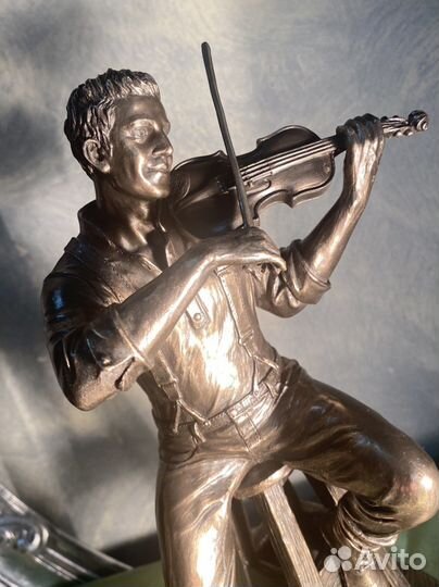 Скрипач на стуле. Виртуоз. Статуэтка интерьернаая