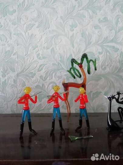 Фигурки из цветного стекла