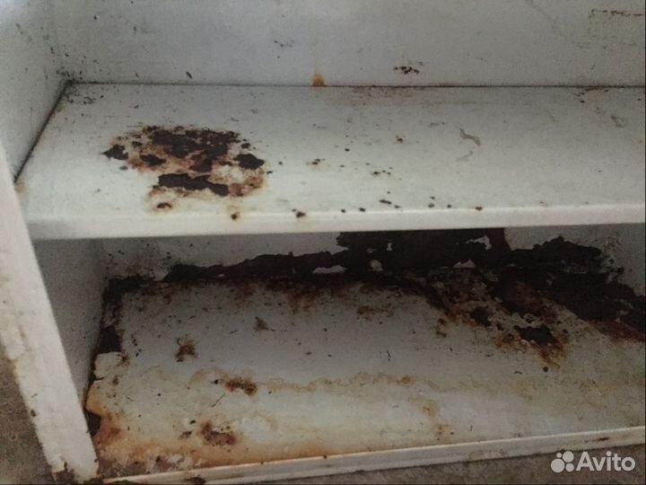 Металлическая аптечка-шкаф времён СССР