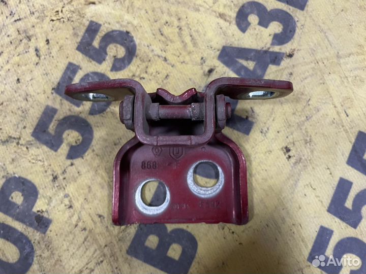 Петля передняя правая верхняя Renault Logan 2