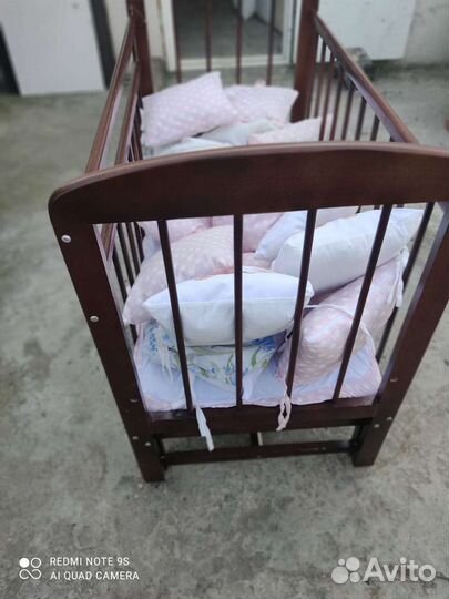 Детская кроватка с маятником