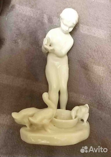 Статуэтки фарфор Девочка с утками и уточка