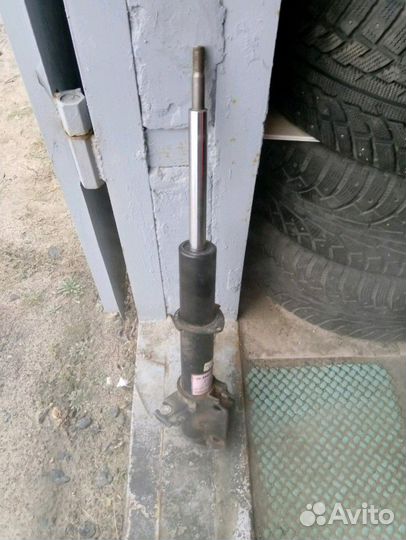 Стойка амортизатора правая б/у Рендж Ровер
