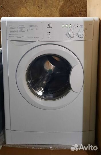 Узкая сиральная машина indesit