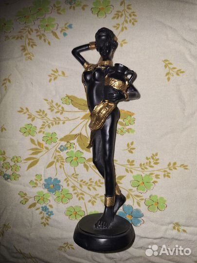 Статуэтка африканка с кувшином