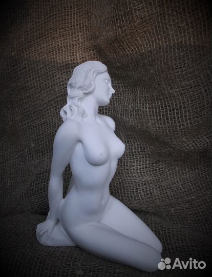 Девушка красивая статуэтка фигурка из камня