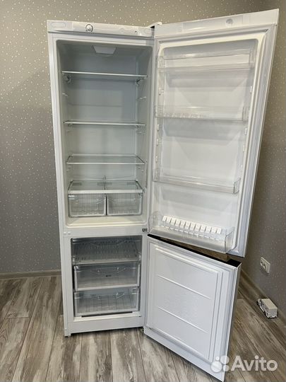 Холодильник Indesit