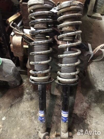 Задние стойки VW Passat B3