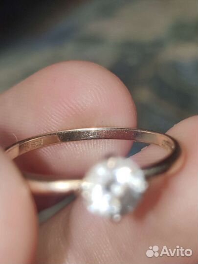 Золотое кольцо с бриллиантом