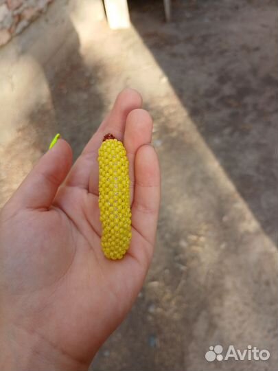 Банан из биссера