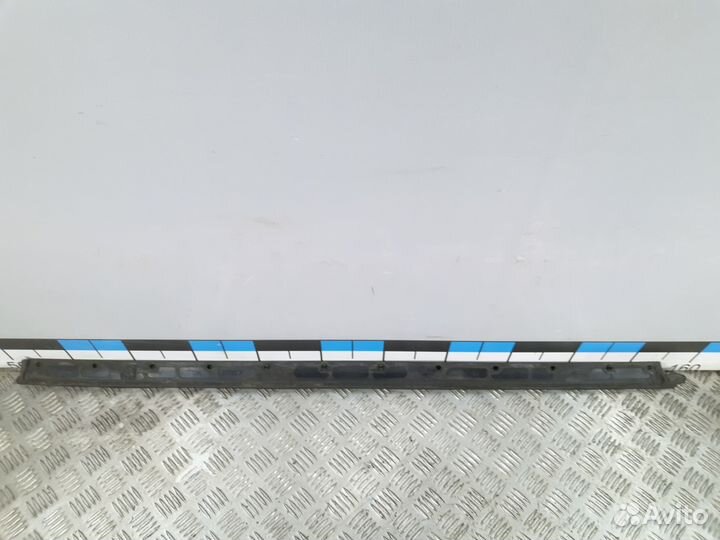 Б/У Уплотнитель двери передний правой нижний MB