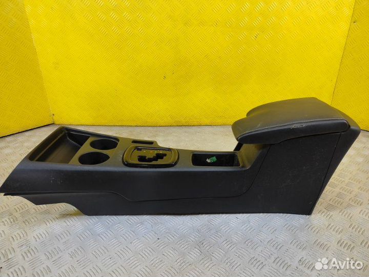 Подлокотник Toyota Hilux (2015-2021) 2.4 D 2GD-FTV