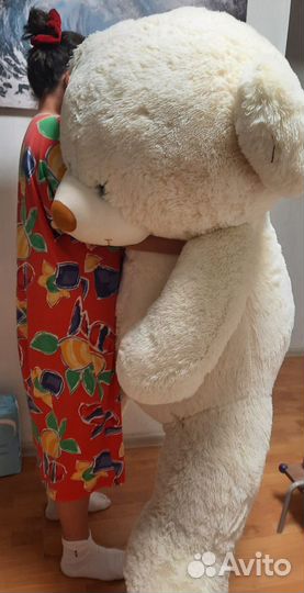 Большой плюшевый медведь
