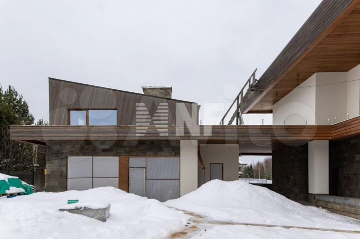 Дом 880 м² на участке 27 сот.