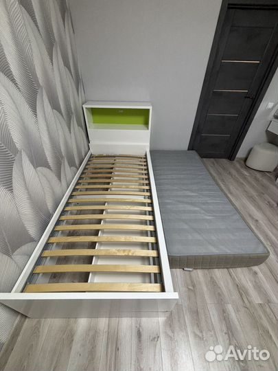 Кровать односпальная с ящиками и изголовьем б/у