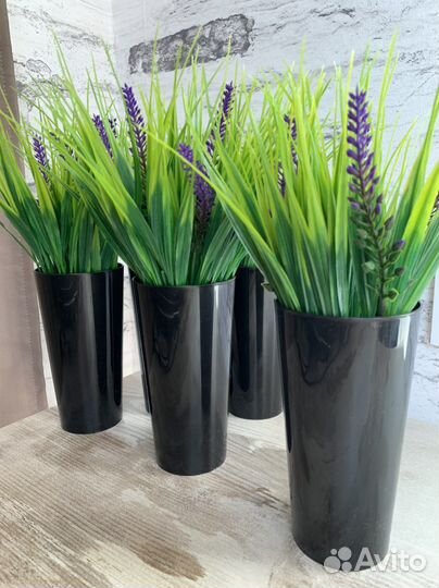 Осока в кашпо, искусствнные цветы, зелень